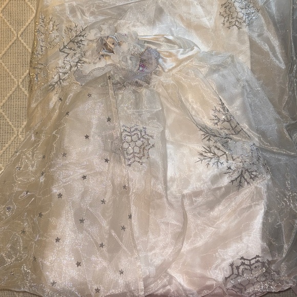 Alice Through the Looking Glass White Queen Costume - Picture 6 of 10